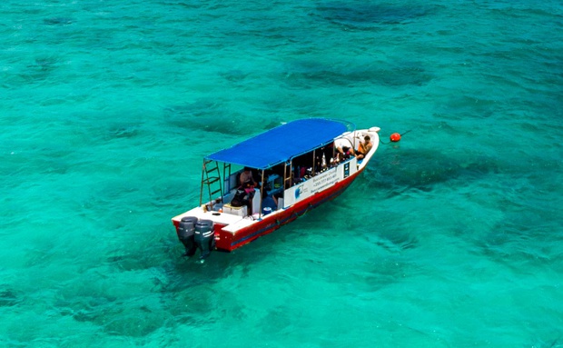 Dive boat Jambiani Lagoon